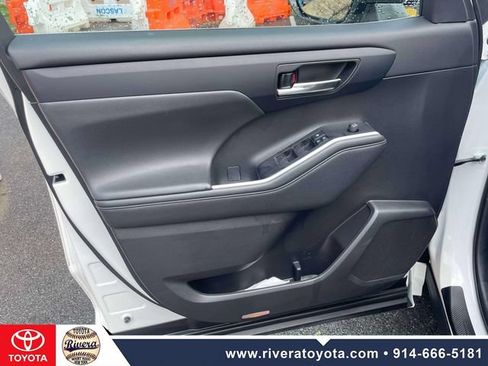 Used 2021 Toyota Highlander XLE AWD/4WD image 17