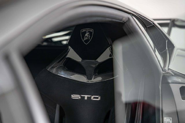 Used 2022 Lamborghini Huracan STO RWD image 17