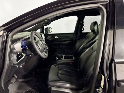 Certified 2025 Chrysler Pacifica Select AWD/4WD image 12
