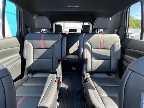 Used 2025 Chevrolet Traverse RS image 34