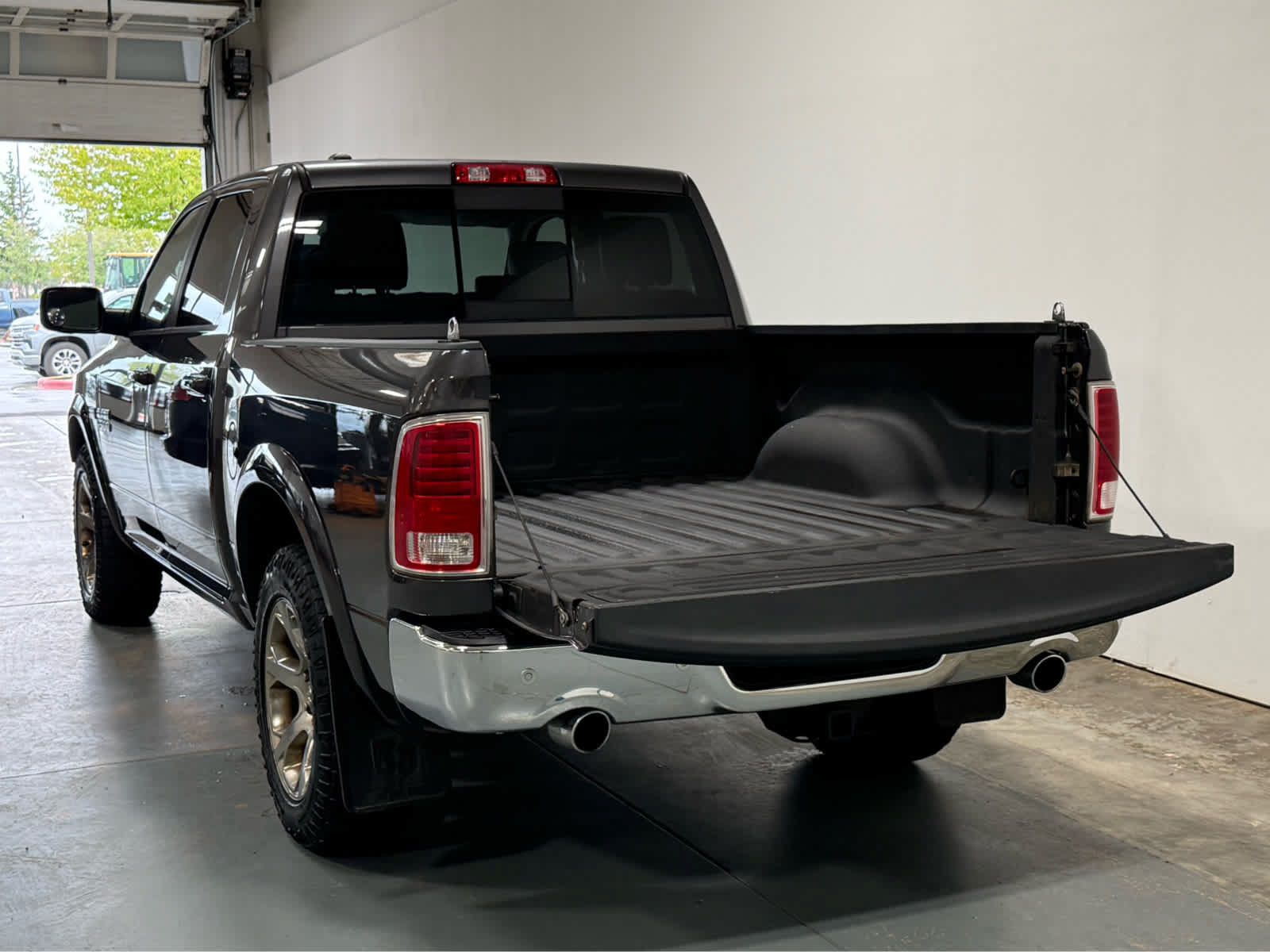 Used 2016 RAM 1500 Laramie w/ Convenience Group AWD/4WD image 4