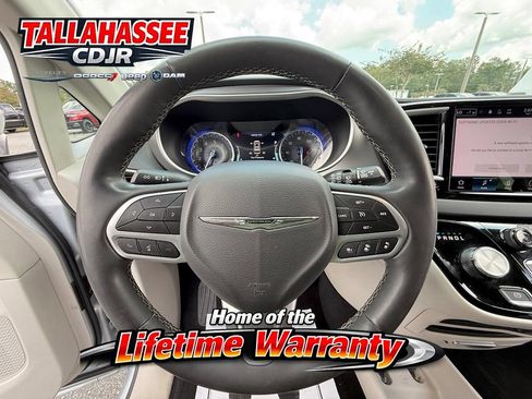 Used 2023 Chrysler Pacifica Touring-L FWD image 17