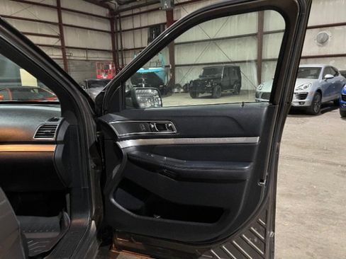 Used 2016 Ford Explorer XLT image 27