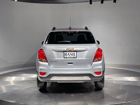 Used 2022 Chevrolet Trax LT w/ LT Convenience Package image 12