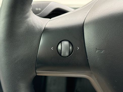 Used 2022 Tesla Model Y Long Range image 27