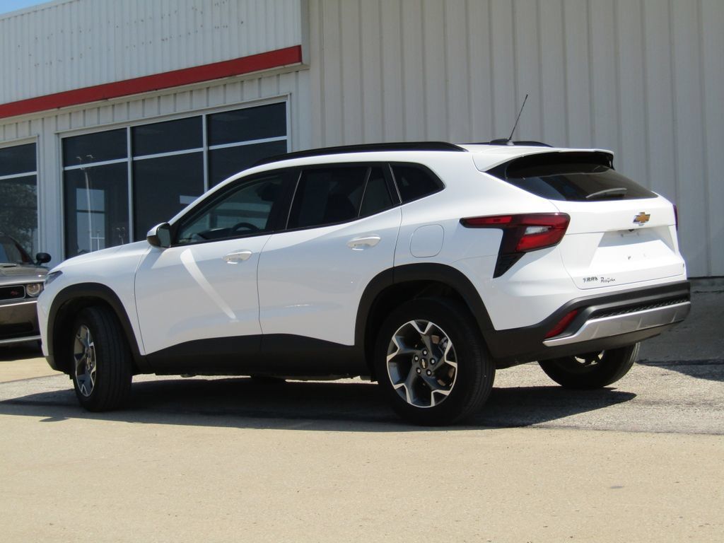 Used 2025 Chevrolet Trax LT w/ LT Convenience Package FWD image 10