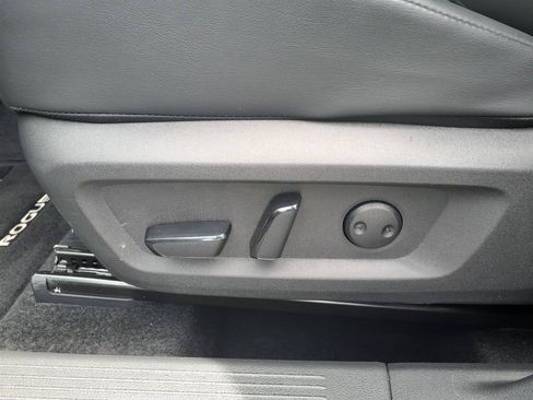 Used 2025 Nissan Rogue SV w/ SV Premium Package FWD image 7