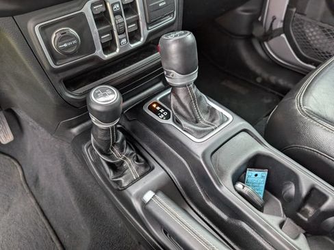 Used 2018 Jeep Wrangler Unlimited Sahara AWD/4WD image 17