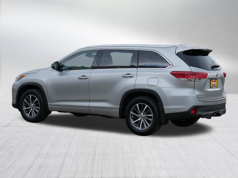Used 2017 Toyota Highlander XLE w/ Carpet Mat Package AWD/4WD image 5