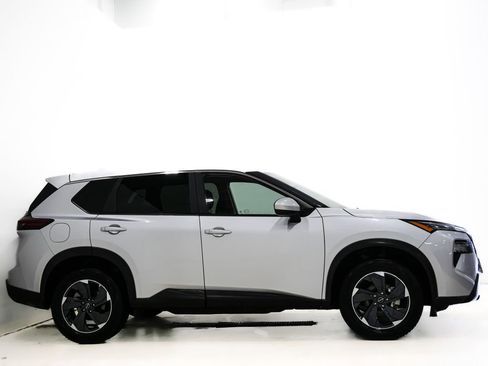 Used 2025 Nissan Rogue SV image 4