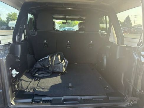 Used 2018 Jeep Wrangler Unlimited Sahara AWD/4WD image 8