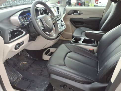Used 2024 Chrysler Pacifica Touring-L FWD image 11