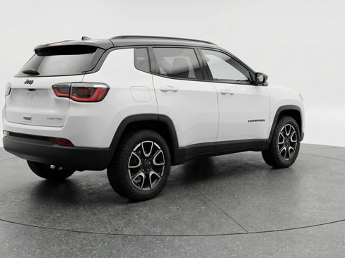 Used 2025 Jeep Compass Trailhawk image 9