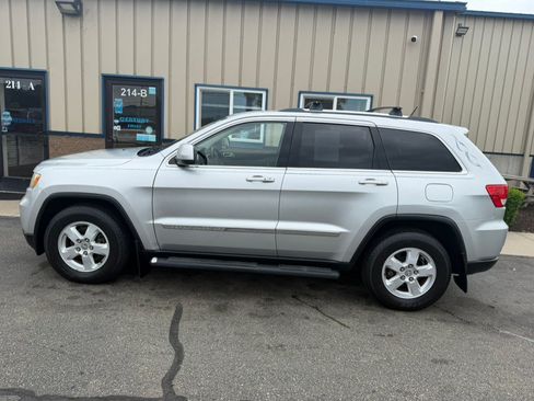 Used 2011 Jeep Grand Cherokee Laredo AWD/4WD image 4