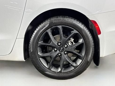 Used 2024 Chrysler Pacifica Touring-L w/ S Appearance Package image 31