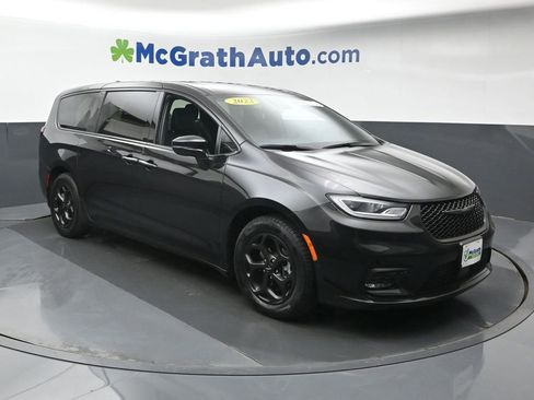 Used 2023 Chrysler Pacifica Limited w/ S Appearance Package image 2