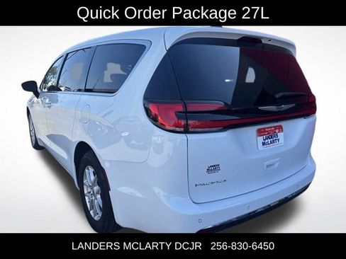 Used 2024 Chrysler Pacifica Touring-L image 4