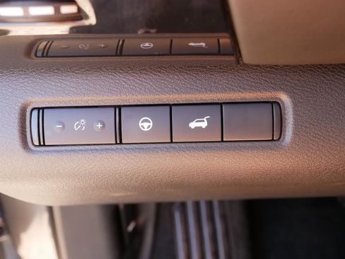 Used 2025 Nissan Pathfinder SV image 26