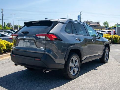 Used 2022 Toyota RAV4 XLE AWD/4WD image 4