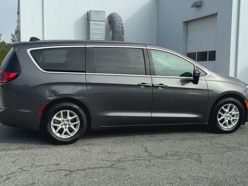 Used 2023 Chrysler Pacifica Touring-L FWD image 9
