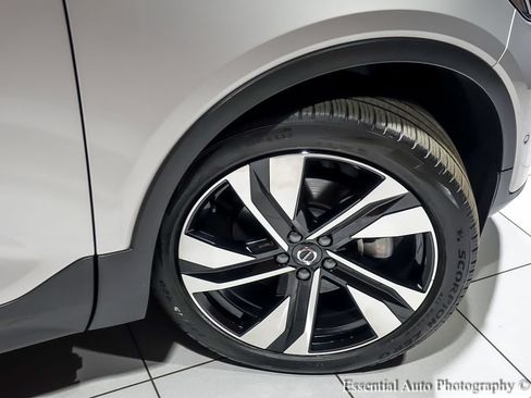 Used 2025 Volvo XC40 B5 Plus AWD/4WD image 13