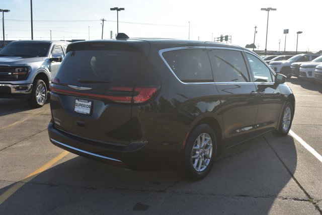 Used 2023 Chrysler Pacifica Touring-L FWD image 5