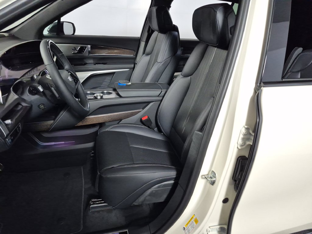 New 2027 Cadillac Vistiq Sport w/ LPO, Floor Liner Package AWD/4WD image 9