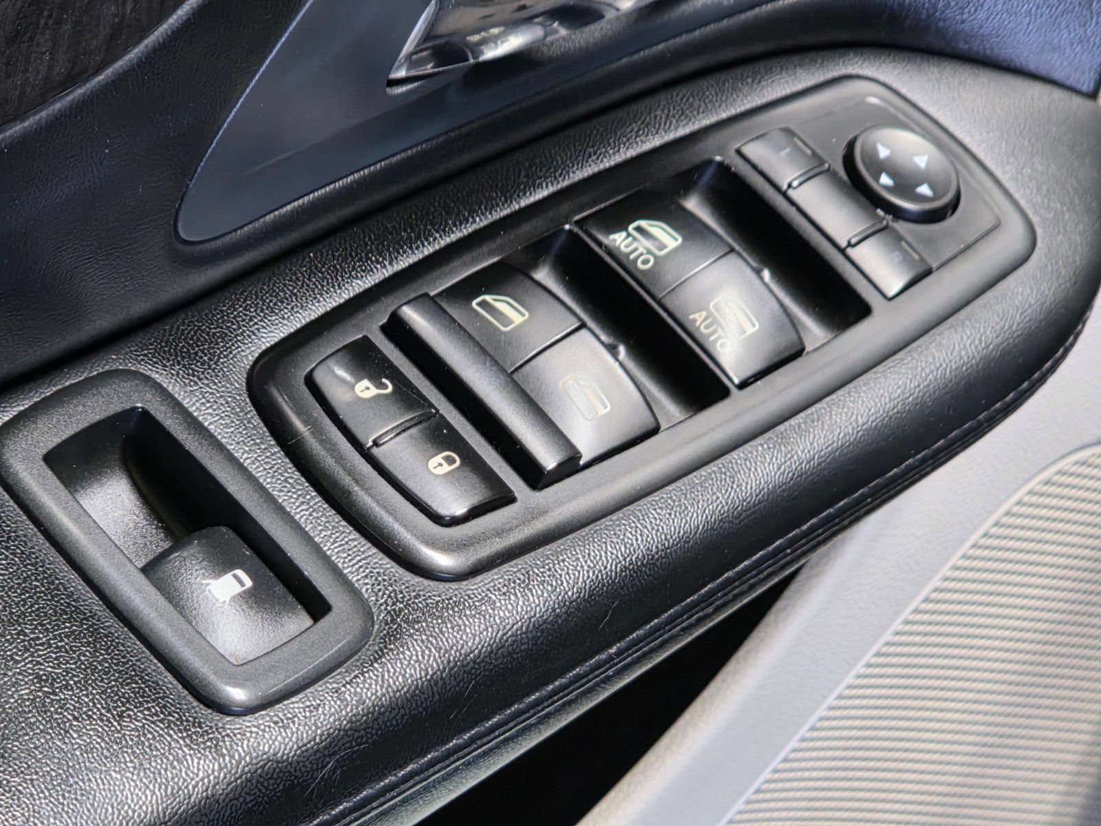 Used 2012 Dodge Grand Caravan Crew FWD image 21