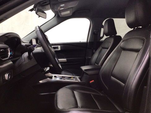 Used 2022 Ford Explorer XLT w/ Equipment Group 202A image 8