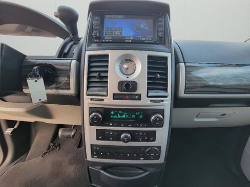 Used 2010 Chrysler Town & Country Touring Plus w/ Premium Group image 20