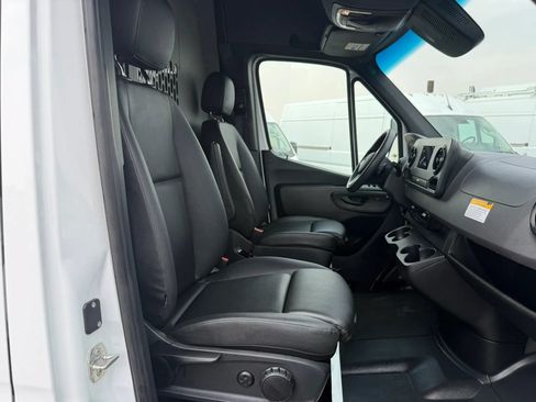 Used 2024 Mercedes-Benz Sprinter 2500 w/ Acoustic Package image 19