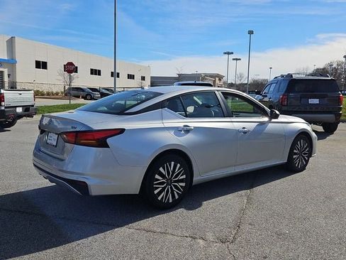 Used 2024 Nissan Altima 2.5 SV image 8