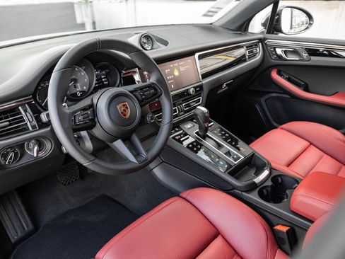 Certified 2026 Porsche Macan S AWD/4WD image 4