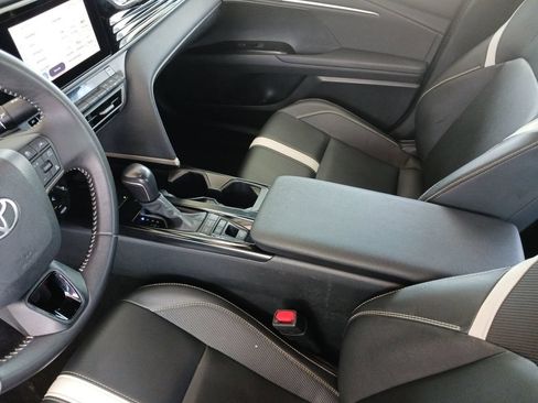 Used 2025 Toyota Camry SE FWD image 11
