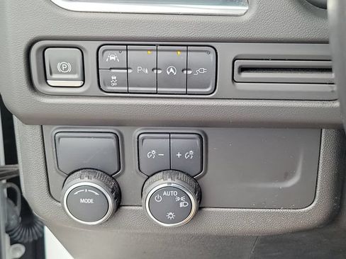Used 2022 Chevrolet Suburban LT RWD image 18