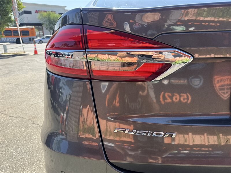 Used 2019 Ford Fusion SE FWD image 12