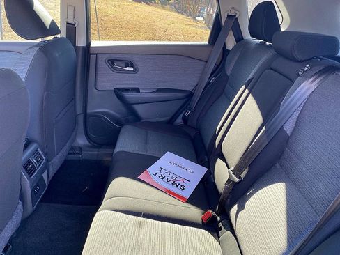 Used 2023 Nissan Rogue SV image 12