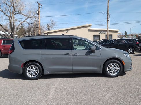Used 2022 Chrysler Pacifica Touring-L image 5