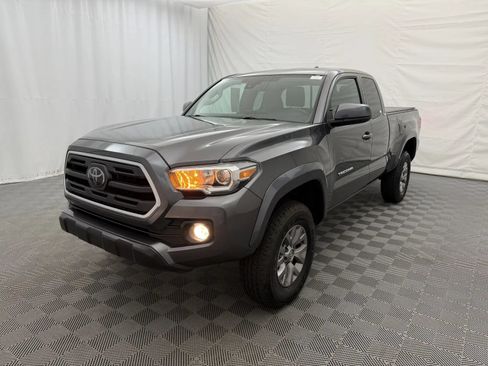 Used 2018 Toyota Tacoma SR5 w/ SR5 Appearance Package (SM) AWD/4WD image 2