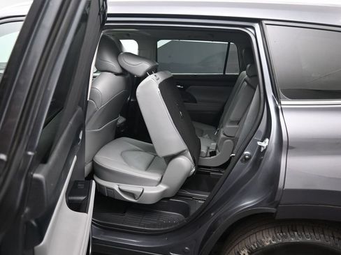 Used 2021 Toyota Highlander XLE AWD/4WD image 41