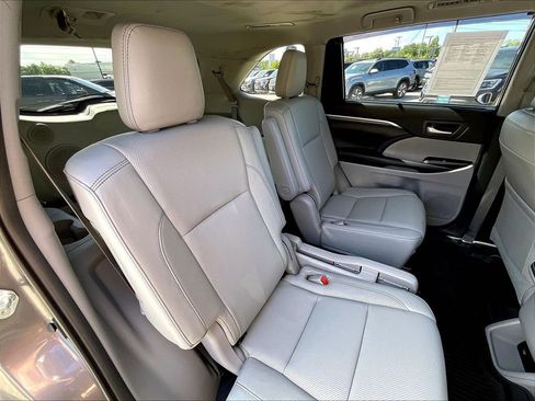 Used 2019 Toyota Highlander Limited Platinum AWD/4WD image 15