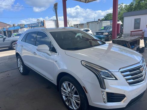 Used 2017 Cadillac XT5 Premium Luxury FWD image 3