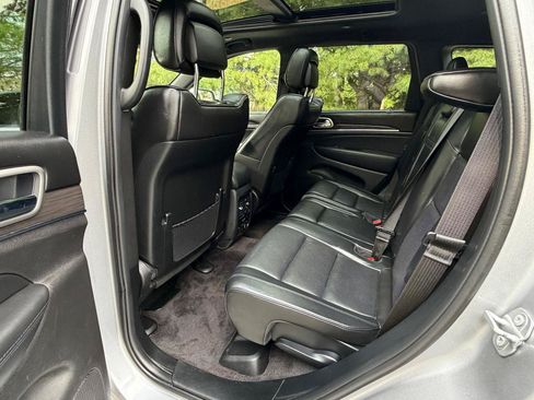 Used 2018 Jeep Grand Cherokee Overland AWD/4WD image 9