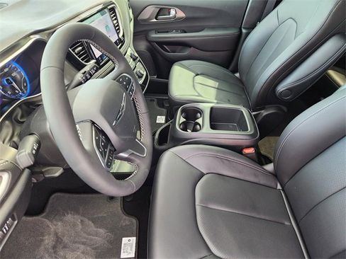 New 2025 Chrysler Pacifica Select image 9