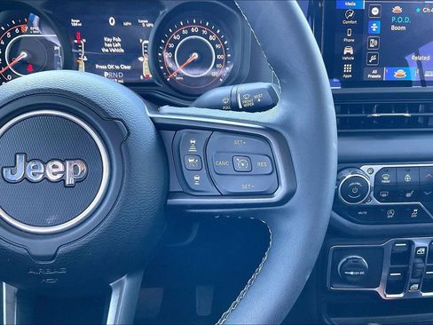 Used 2025 Jeep Gladiator Sport AWD/4WD image 11