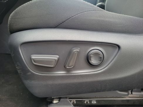 Used 2024 Toyota Venza LE AWD/4WD image 18