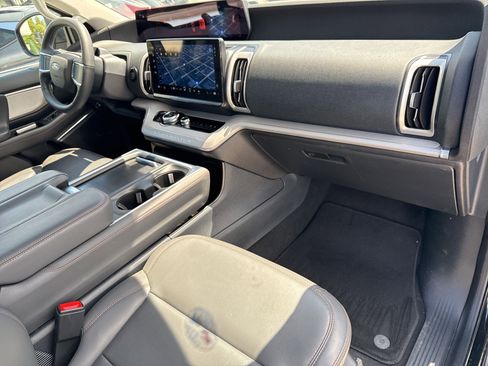 Used 2025 Ford Expedition Active AWD/4WD image 35