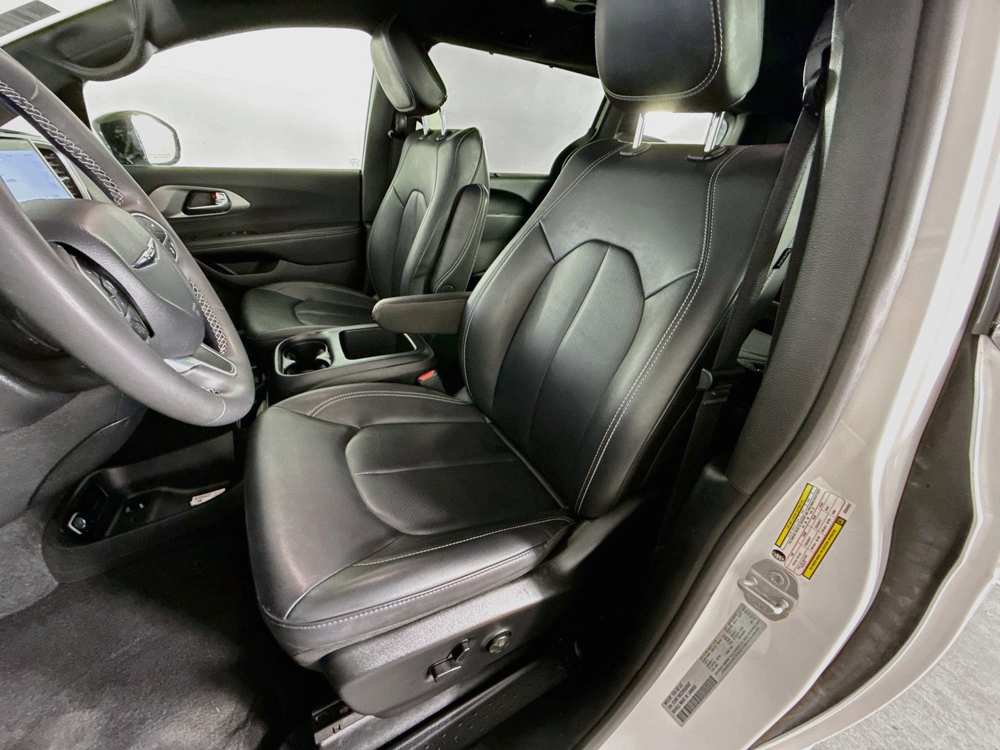 Used 2025 Chrysler Pacifica Select FWD image 24