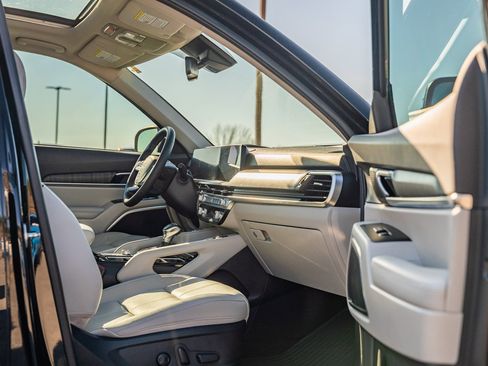 Used 2023 Kia Telluride EX w/ EX Captain's Chair Package image 12