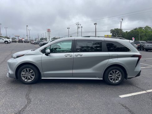 Used 2025 Toyota Sienna LE w/ LE Plus Package FWD image 13